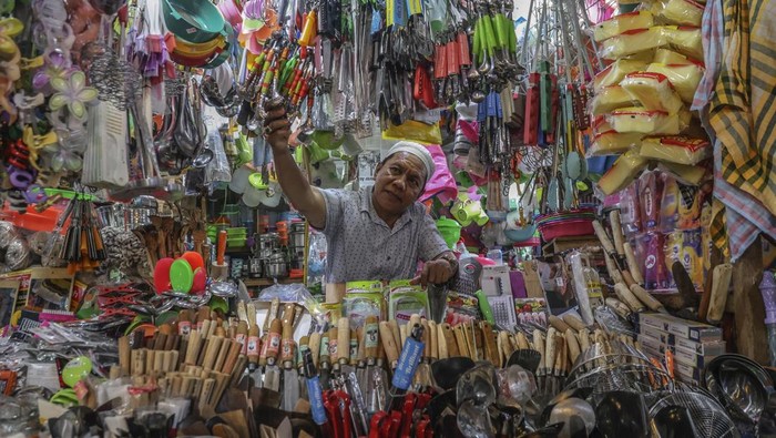 Indeks Harga Konsumen Agustus 2025 Maluku Utara Seorang pedagang menata peralatan rumah tangga yang dijual di Pasar Gamalama Ternate, Maluku Utara, Sabtu (6/8/2025).Badan Pusat Statistik (BPS) Provinsi Maluku Utara mencatat pada Agustus 2025 terjadi inflasi Year on Year (y-on-y) Provinsi Maluku Utara sebesar 0,43 persen dengan Indeks Harga Konsumen (IHK) sebesar 108,52 yang disebabkan adanya kenaikan harga pada 10 kelompok pengeluaran diantaranya makanan, minuman, perumahan, air listrik dan bahan bakar rumah tangga 0,987 persen serta pakaian dan alas kaki 0,09 persen. ANTARA FOTO/Andri Saputra/foc.