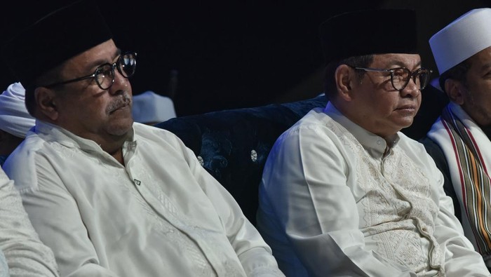 Jakarta Bershalawat di Monas Gubernur DKI Jakarta Pramono Anung (kanan) bersama Wakil Gubernur Rano Karno (kiri) menghadiri Jakarta Bershalawat di Monas, Jakarta, Sabtu (6/9/2025). Jakarta Bershalawat yang diikuti ribuan warga dilaksanakan dalam rangka memperingati Maulid Nabi Muhammad SAW 1447 H sekaligus doa untuk bangsa. ANTARA FOTO/Fakhri Hermansyah/rwa.