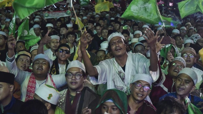 Jakarta Bershalawat di Monas Sejumlah warga mengikuti Jakarta Bershalawat di Monas, Jakarta, Sabtu (6/9/2025). Jakarta Bershalawat yang diikuti ribuan warga dilaksanakan dalam rangka memperingati Maulid Nabi Muhammad SAW 1447 H sekaligus doa untuk bangsa. ANTARA FOTO/Fakhri Hermansyah/rwa.