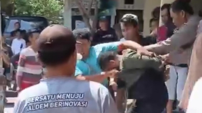 Jambret kalung emak-emak di Probolinggo dihajar massa.