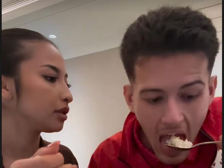 Gemas! Justin Hubner dan Jennifer Coppen Makan Sepiring Berdua