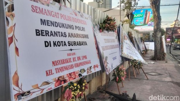Karangan bunga di Polsek Tegalsari Surabaya