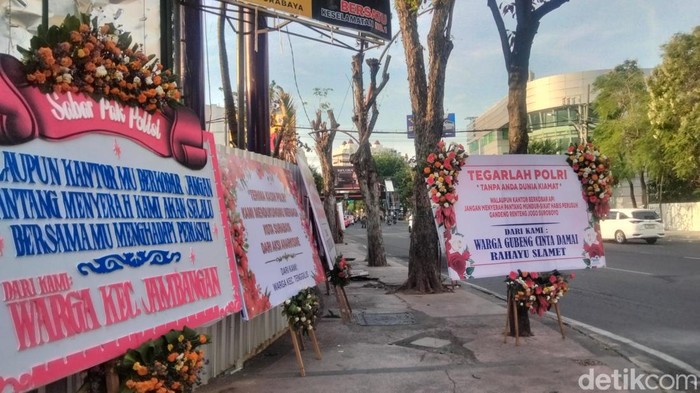 Karangan bunga di Polsek Tegalsari Surabaya