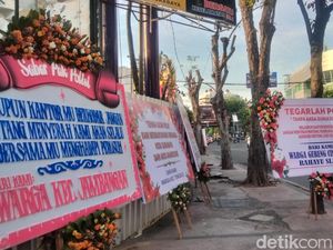 Karangan Bunga Penuhi Polsek Tegalsari Usai Dibakar Perusuh
