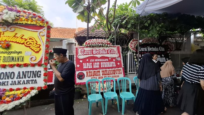 Karangan bunga di rumah duka Arif Budimanta