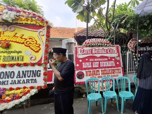 Karangan Bunga dari Megawati-Pramono Berjejer di Rumah Duka Arif Budimanta