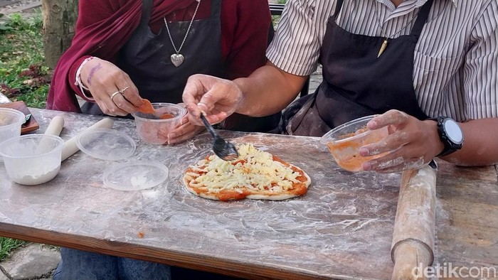 Keseruan muda-mudi asal Malang sedang membuat pizza.