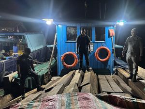 Bakamla RI dan Kemenhut Amankan Kayu Olahan Ilegal di Batam