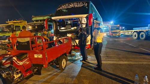 Kondisi bus yang rusak pada bagian depan setelah mengalami kecelakaan di areal Pelabuhan Gilimanuk, Kabupaten Jembrana, Jumat (5/9/2025).