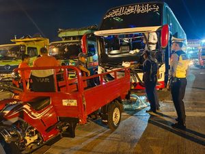 Bus MTrans Tabrak Truk dan Warung di Gilimanuk
