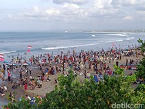 Pantai Pangandaran Jadi Lautan Manusia di Libur Panjang