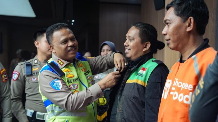 Korlantas Polri menggandeng komunitas ojol sebagai Duta Pelopor Keselamatan Berlalu Lintas.