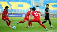 Rapatnya lini pertahanan Korea membuat usaha pemain Laos terhenti.