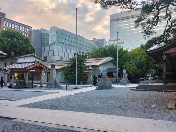 Keindahan Kuil Kego di Fukuoka: Tempat Suci yang Dikepung Modernitas