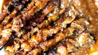 Berjualan sejak tahun 1954 di Pasar Lama, Sate H.Ishak masih menjadi primadona. Menawarkan sate ayam dengan daging juicy dan besar, serta bumbu kacang gurih kental. Harganya Rp 23.000 saja per 10 tusuk. Foto : Instagram @jktfoodbang