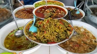 Warteg Gang Mangga yang legendaris di Glodok juga bisa jadi pilihan. Warga yang buka 24 jam ini sudah beroperasi sejak 1979. Foto: Google Review/William Chinois