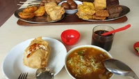 Dengan merogoh kocek senilai Rp 20.000, kamu sudah bisa kenyang dengan seporsi soto Kudus di sini. Nama tempatnya adalah Soto Kudus Kencana di kawasan Kebon Jeruk. Foto: Google Review/Hendrik Yo