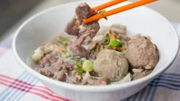 Pecinta bakso pasti sudah tak asing dengan Bakso Akiaw 99. Di sini tersedia bakso sapi yang disajikan dengan kikil. Harga seporsi baksonya sekitar Rp 35.000. Foto: Google Review/Foodmaps Asean