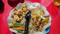 Nasi goreng di tempat yang satu ini selalu jadi langganan banyak orang. Bernama Nasi Goreng Bistik Kang Aji yang buka sampai jan 02.00 dini hari. Harga seporsinya Rp 35.000. Foto: Google Review/Ivan Jordi