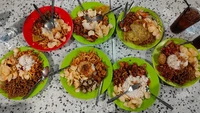 Di kawasan Mangga Dua, ada Nasi Uduk Bu Sumi yang punya puluhan jenis lauk-pauk. Salah satu favoritnya adalah ayam goreng dengan paduan sambal pete. Harganya mulai Rp 19.000. Foto: Google Review/Andreas Abui