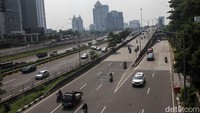 Sejak Jumat (5/9), sebagian warga Jakarta memilih untuk berlibur ke luar kota atau beristirahat di rumah. Hal ini membuat volume kendaraan yang melintas di ruas TB Simatupang menurun cukup signifikan.