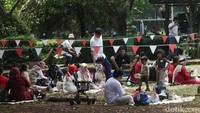 Selainmengamatisatwa, pengunjung juga bisamemasangtikaruntukpiknik di Ragunan.  