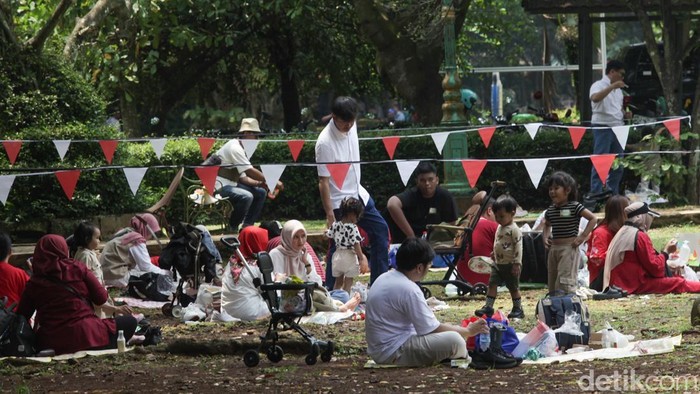 Taman Margasatwa Ragunan masih menjadi wisata favorit di Jakarta. Ribuan warga mengunjungi Ragunan saat libur panjang Maulid Nabi.