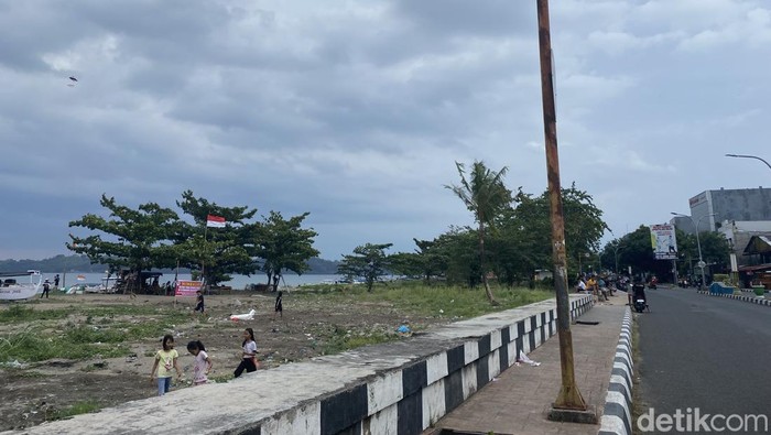 Lokasi kecelakaan pemotor yang tersangkut benang layangan.