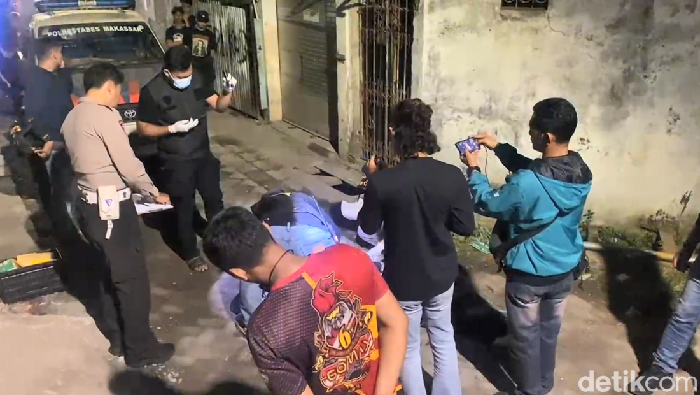 Dua remaja boncengan motor bernama Fathir (20) dan Rehan (21) di Makassar, menabrak tiang usai diteriaki maling hingga dilempari batu. Insiden itu mengakibatkan Rehan tewas di lokasi.