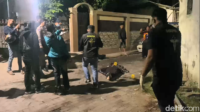 Polisi melakukan olah TKP remaja tewas tabrak tiang gegara diteriaki maling di Makassar, Sulawesi Selatan (Sulsel).