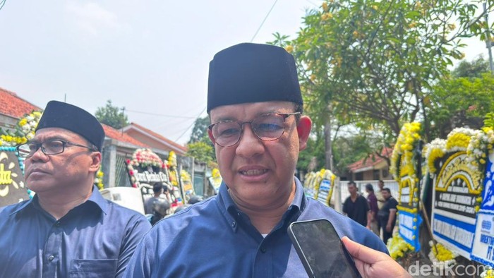 Mantan Gubernur DKI Jakarta Anies Baswedan melayat ke rumah duka Arif Budimanta di Rawamangun, Jakarta Timur. (Belia/detikcom)