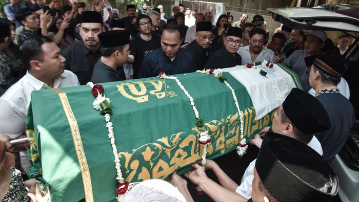 Sejumlah keluarga dan kerabat menggotong keranda berisi jenazah mantan Stafsus Presiden ke-7 Joko Widodo bidang ekonomi Arif Budimanta di Rawamangun, Jakarta Timur, Sabtu (6/9/2025). Arif Budimanta wafat pada usia 57 tahun saat menjalani perawatan di Rumah Sakit. ANTARA FOTO/Fakhri Hermansyah/foc.