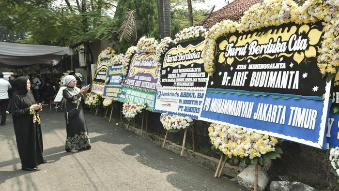 Warga mengamati karangan bunga saat melayat ke kediaman mantan Stafsus Presiden ke-7 Joko Widodo bidang ekonomi Arif Budimanta di Rawamangun, Jakarta Timur, Sabtu (6/9/2025). Arif Budimanta wafat pada usia 57 tahun saat menjalani perawatan di Rumah Sakit. ANTARA FOTO/Fakhri Hermansyah/foc.