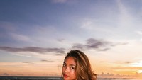 Pose Lala di pantai ini bisa jadi referensi gaya liburan kamu nanti nih bila menghabiskan sore di Bali.