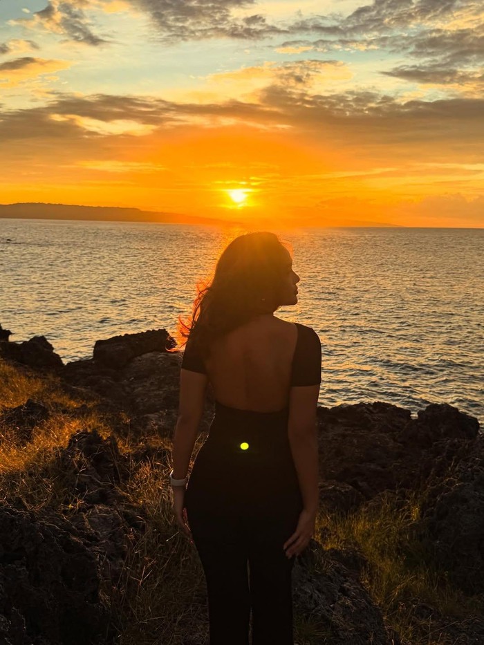 Marion Jola menikmati sunset.
