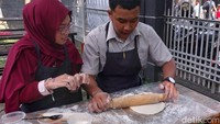 Mulai dari membentuk adonan dengan bentuk yang diinginkan hingga memilih beragam topping sesuai kreativitas masing-masing.