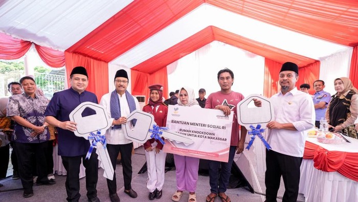 Mensos Saifullah Yusuf (Gus Ipul) didampingi Gubernur Sulsel Andi Sudirman dan Wali Kota Makassar Munafri saat penyerahan bantuan rumah untuk keluarga miskin.