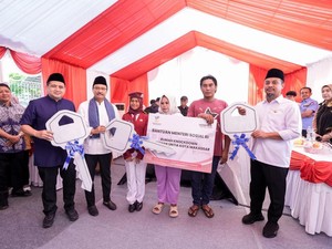 Gubernur Sulsel Dampingi Mensos Serahkan Bantuan Rumah untuk Naila di Makassar