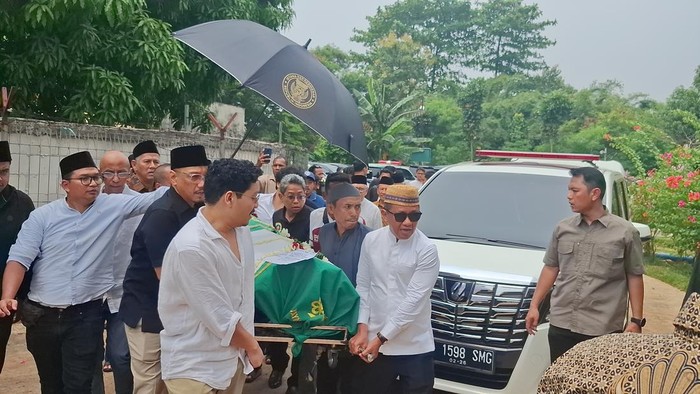 Menteri Energi dan Sumber Daya Mineral (ESDM) Bahlil Lahadalia melayat ke pemakaman Arif Budimanta di TPU Layur Rawamangun, Jakarta Timur.