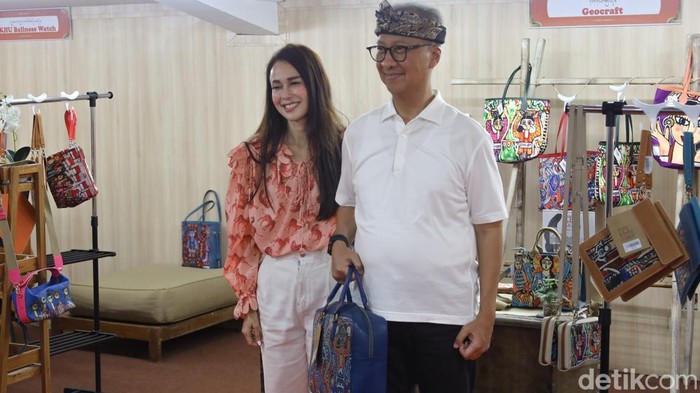 Menteri Perindustrian Agus Gumiwang Kartasasmita belanja kerajinan tas kulit di pameran IKM Bali Bangkit di gedung Arda Chandra selatan, Art Center, Denpasar, Sabtu (6/9/2025).