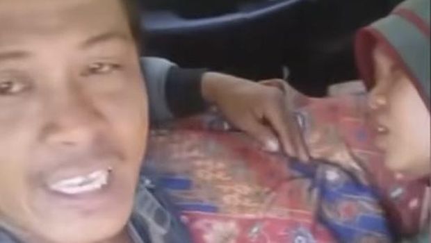 Momen orang tua meluapkan amarahnya usai anaknya, seorang bocah perempuan tewas digorok di Kolaka Timur.