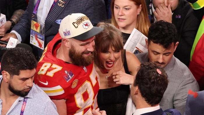 FILE PHOTO: Football - NFL - Super Bowl LVIII - Kansas City Chiefs v San Francisco 49ers - Allegiant Stadium, Las Vegas, Nevada, United States - February 11, 2024 Kansas City Chiefs Travis Kelce celebrates with partner Taylor Swift after Kansas City Chiefs win Super Bowl LVIII REUTERS/Mike Blake/File Photo