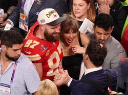 Taylor Swift Beri Salam Tempel Rp 10 Juta ke Staf Stadion yang Lembur Natal