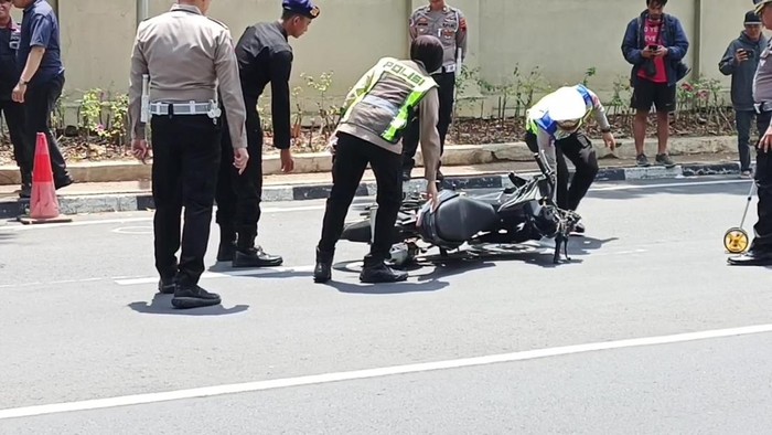 Polisi olah tkp diduga tempat kecelakaan mahasiswa Unnes Iko Juliant di Jalan Veteran Semarang.