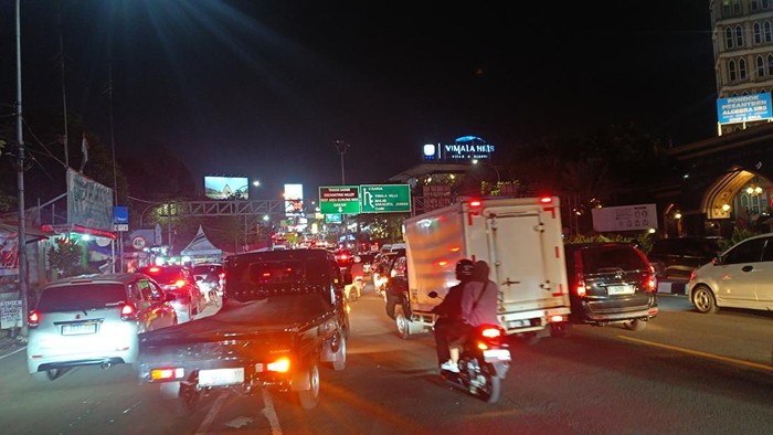 One way Puncak Bogor dihentikan, lalin kedua arah normal namun padat
