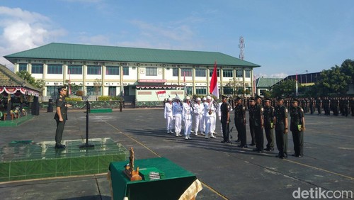 Pangdam IX/Udayana, Mayjen TNI Piek Budyakto saat melantik dan mengambil sumpah bintara infanteri yang lulus dalam Dikmaba Infanteri TNI AD 2025, di Rindam IX/Udayana, Sabtu (6/9/2025).