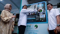 BSI meluncurkan SPKLU dan RVM untuk mendukung gerakan ekonomi hijau di lingkungan berbasis komunitas masjid. Foto: ANTARA FOTO/Putra M. Akbar