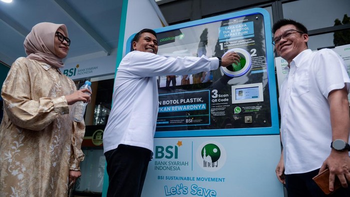 Direktur Utama Bank Syariah Indonesia (BSI) Anggoro Eko Cahyo (tengah) disaksikan SEVP Pengembangan Produk Niaga PLN Ririn Rachmawardhini (kiri) dan Chief Operating Officer PT Plasticpay Teknologi Daurulang Yan Kurniawan Setiadi (kanan) memasukkan botol plastik ke dalam mesin saat peluncuran Stasiun Pengisian Kendaraan Listrik Umum (SPKLU) dan mesin penukar botol plastik menjadi uang atau Reverse Vending Machine (RVM) di Masjid Raya Bintaro Jaya, Kota Tangerang Selatan, Banten, Jumat (5/9/2025). BSI meluncurkan SPKLU dan RVM untuk mendukung gerakan ekonomi hijau di lingkungan berbasis komunitas masjid. ANTARA FOTO/Putra M. Akbar