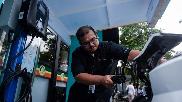 Peluncuran SPKLU dan RVM di Masjid Raya Bintaro Petugas mencoba mengisi daya mobil listrik usai peluncuran Stasiun Pengisian Kendaraan Listrik Umum (SPKLU) dan mesin penukar botol plastik menjadi uang atau Reverse Vending Machine (RVM) di Masjid Raya Bintaro Jaya, Kota Tangerang Selatan, Banten, Jumat (5/9/2025). BSI meluncurkan SPKLU dan RVM untuk mendukung gerakan ekonomi hijau di lingkungan berbasis komunitas masjid. ANTARA FOTO/Putra M. Akbar