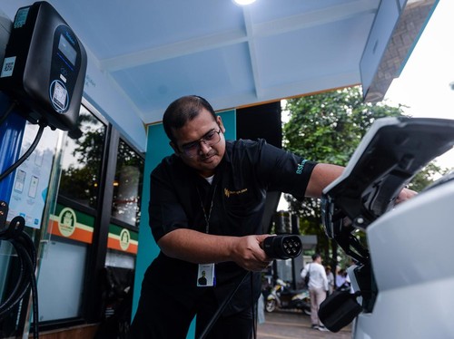 Dukung Ekonomi Hijau, SPKLU dan RVM Diluncurkan di Masjid Raya Bintaro